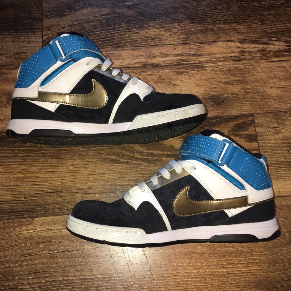 Women’s Nike shoes.